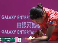 开云体育APP下载-足球赛场上，女选手发挥出色