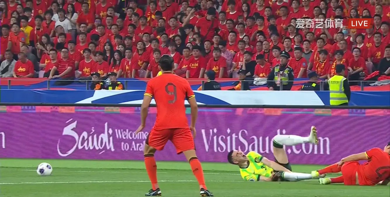 科威特女足队员突破封防,赢得胜利 科威特女足队员突破封防,赢得胜利