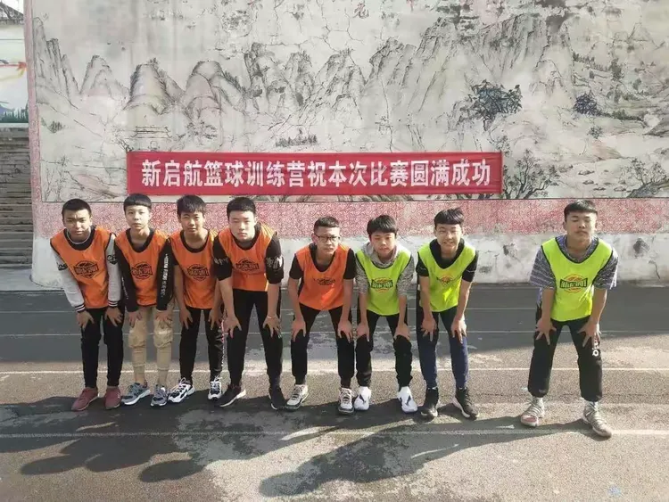 队伍精神高昂，最终凭借团结互助夺得比赛冠军