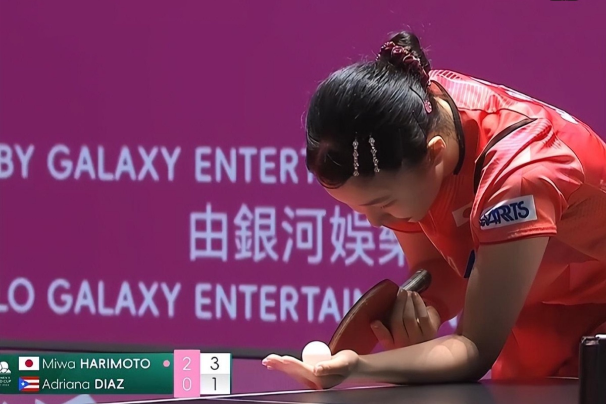 足球赛场上,女选手发挥出色 足球赛场上,女选手发挥出色