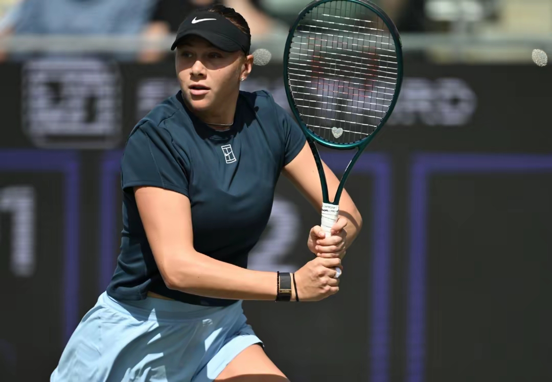 足球赛场上,女选手发挥出色 足球赛场上,女选手发挥出色