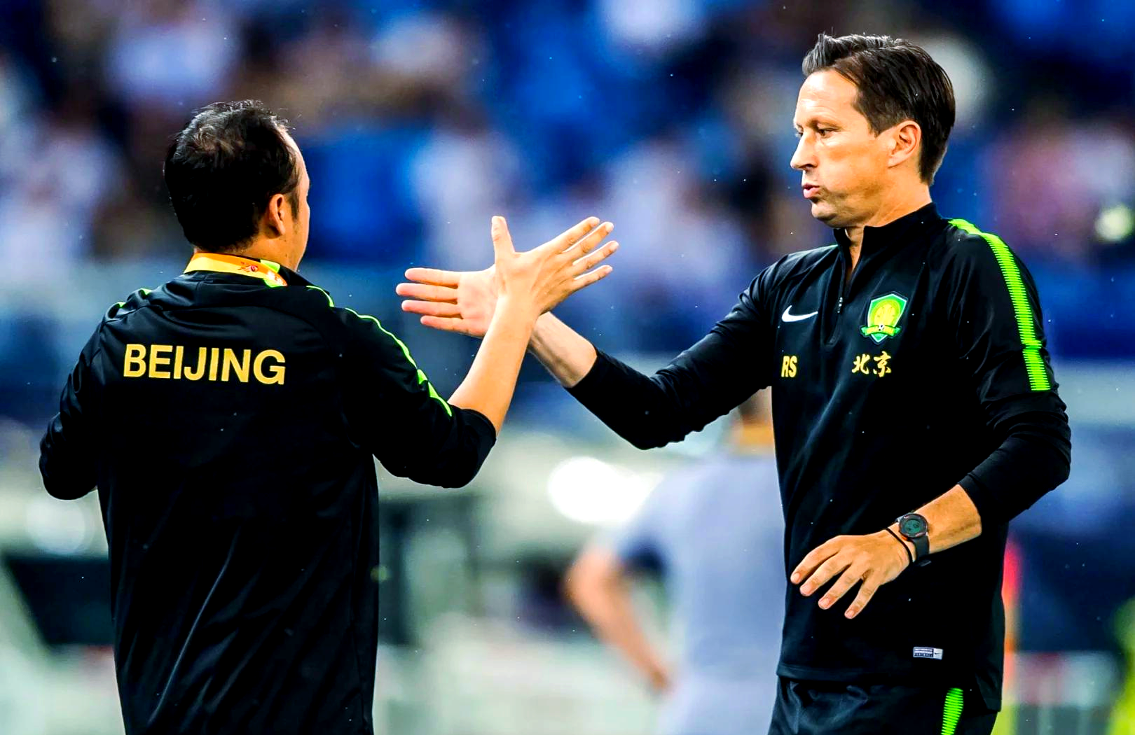 包含拜仁慕尼黑主帅施密特备战两大强敌的词条