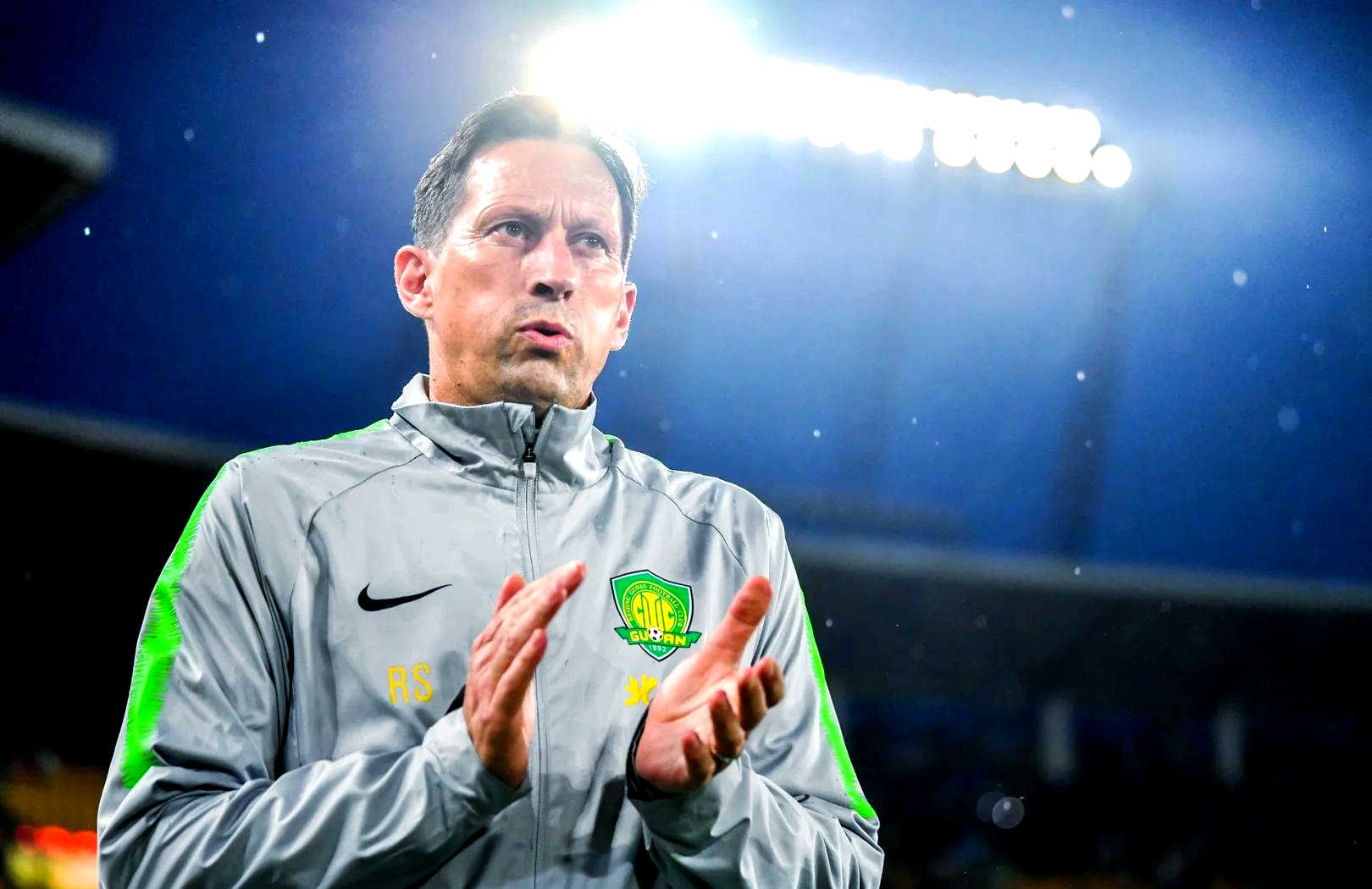 包含拜仁慕尼黑主帅施密特备战两大强敌的词条