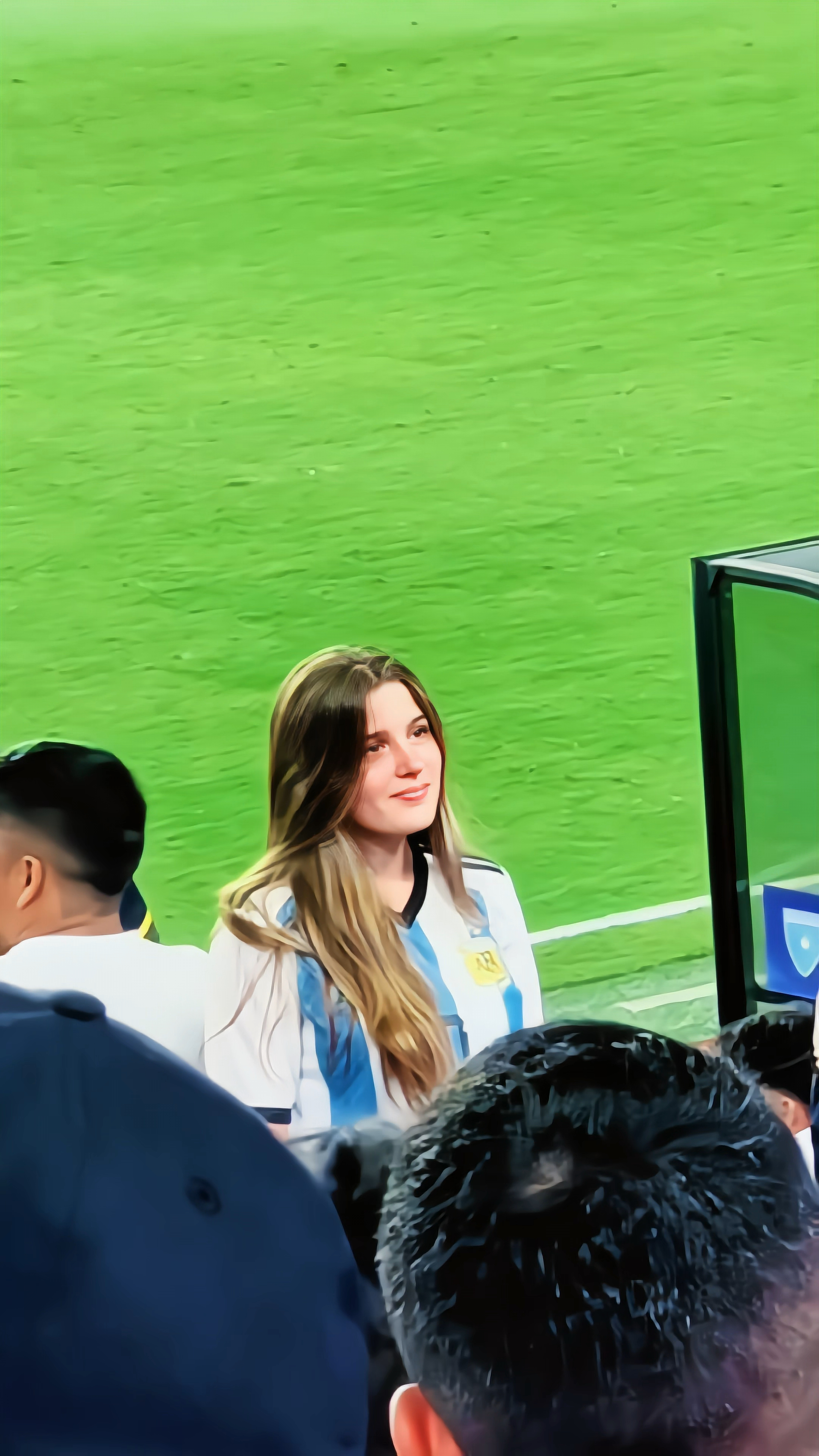 阿根廷女足队在赛场上表现出色，赢得观众喝彩