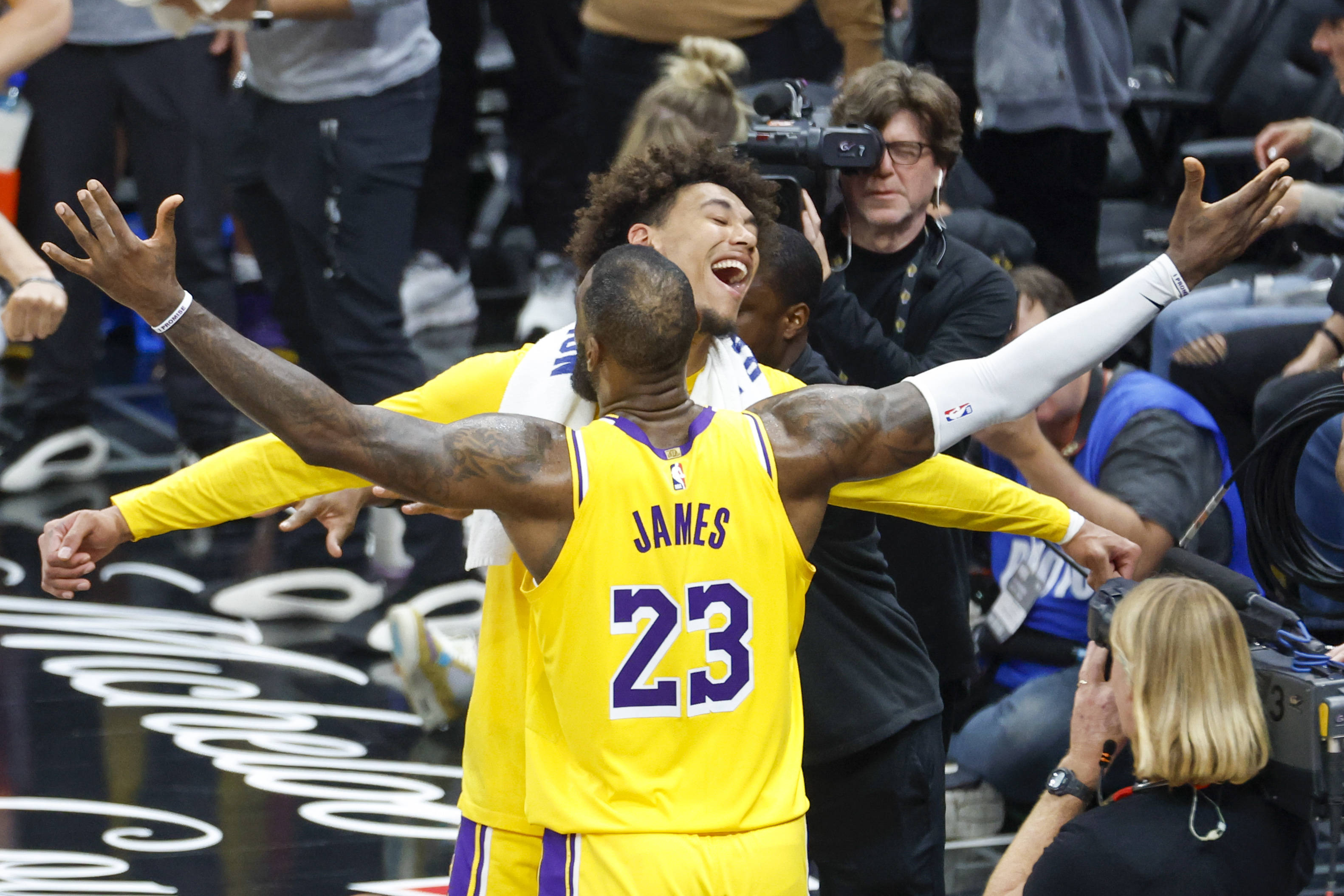 NBA明星在球场上勇猛战斗