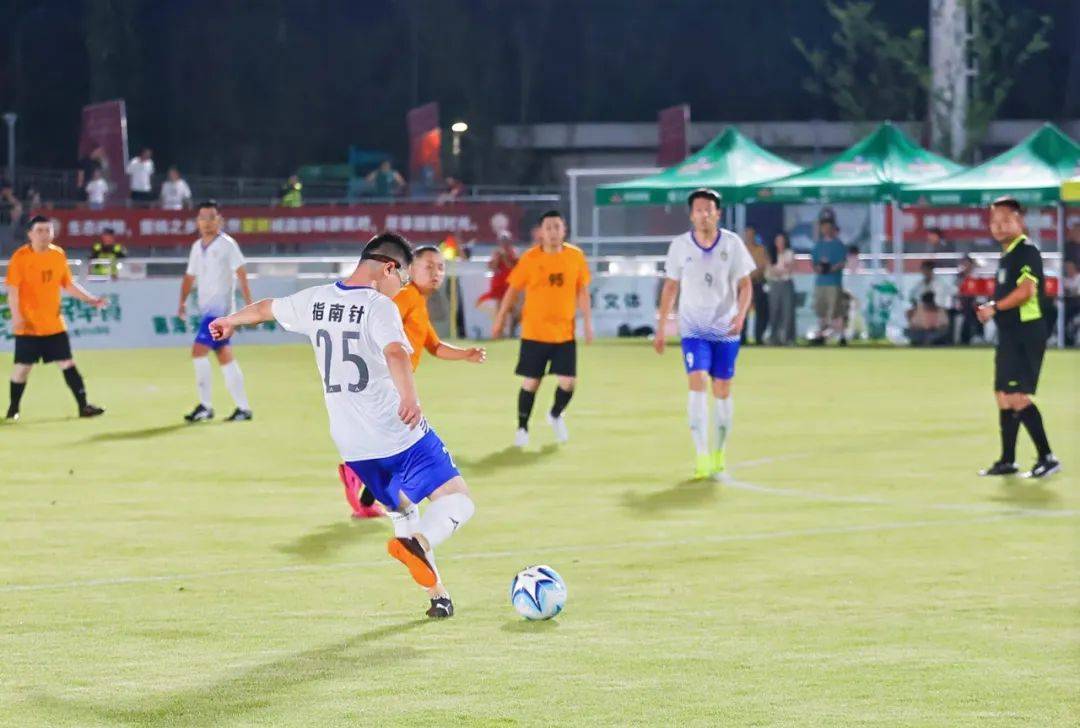 足球比赛精彩纷呈,观众欣喜不已的简单介绍 足球比赛精彩纷呈,观众欣喜不已的简单介绍