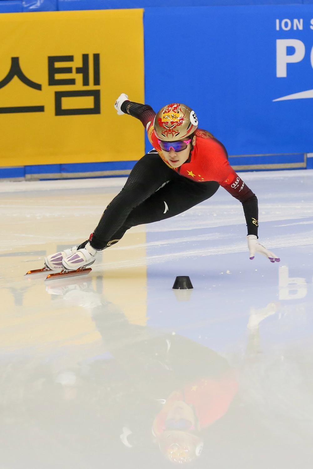 冰雪项目选手零失误,展现完美技艺 冰雪项目选手零失误,展现完美技艺