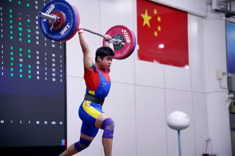 举重选手挺举发力，实现突破